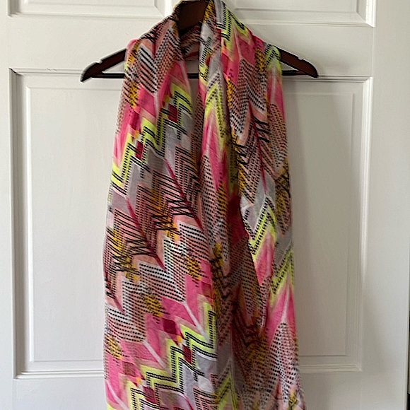 Lightweight Women’s Scarf/Wrap Beautiful Colors - Picture 1 of 4